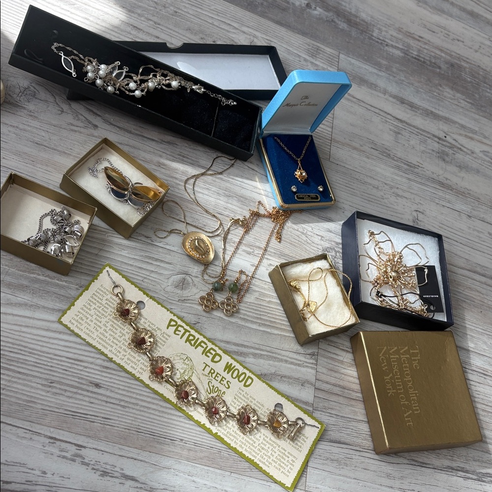 Avon jewelry lot mix